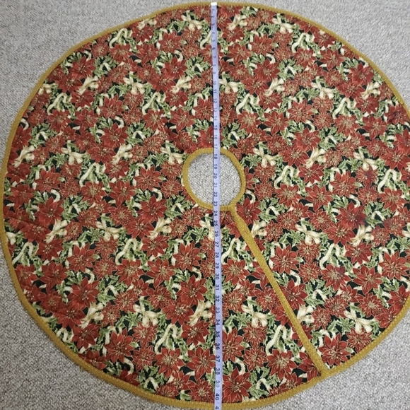 Vintage Handmade Quilt and Embroidered Pointsetta Christmas Tree Skirt - Picture 2 of 8